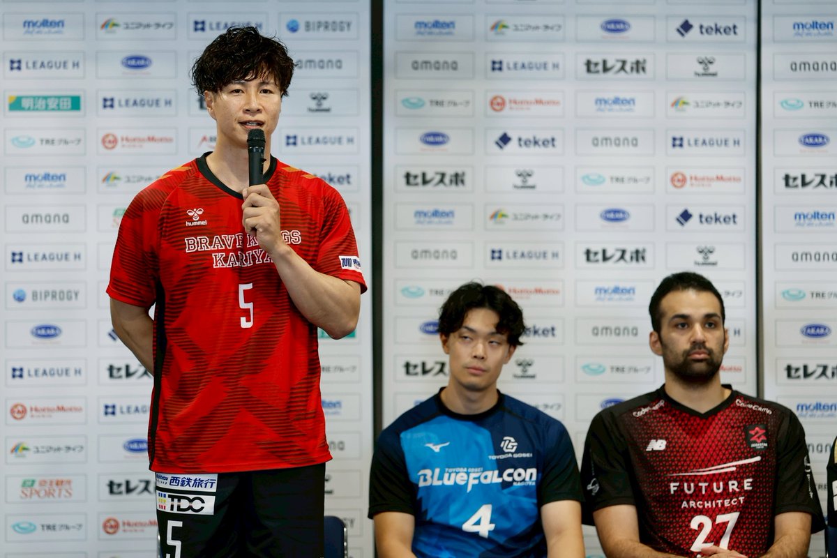 bravekings_tab's tweet photo. 🔴プレーオフ前日記者会見🔵
#高智海吏 選手が出席🙋

今季限りで引退、最後の舞台に臨む大ベテランは「６年間、優勝から遠ざかっています。長い時間の中で悔しい思いをした選手、スタッフ、応援してくださる方々の思いも背負って、この舞台に立ちます」などと熱い言葉で意気込みを語りました🔥

🏆️リーグH 2025-26 プレーオフ
📅6/12(金)〜6/14(日)
📍東京・国立代々木競技場 第一体育館

#ブレイヴキングス刈谷 
#ハンドボール
#リーグH
