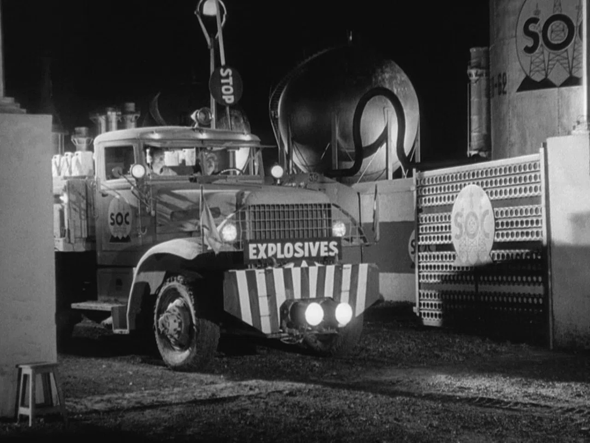 nerd_tex's tweet photo. 🎥『#恐怖の報酬(1953 クルーゾー版)』
手汗の供給が追っつかなくなる、狂ったアクセルワークがお目にかかれます🛢️💣🔥トラックが走り出すまでの、希望の蒸発した肉体ばかりが烈日の下に曝されていく退廃の1時間含め、清々しいほどの厭世観が充満している。 https://t.co/r8Lv2CfW2U