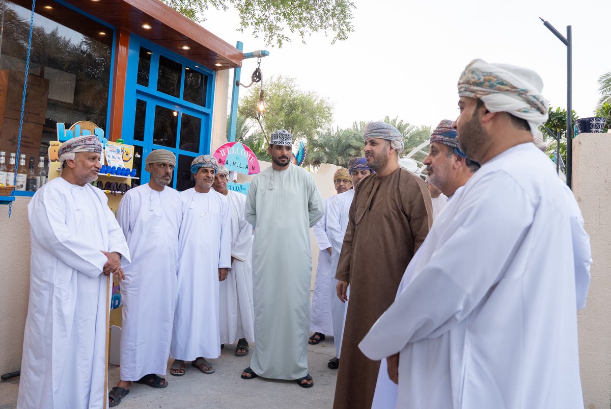 occi_dkh's tweet photo. في إطار تعزيز التكامل المؤسسي ودعم المحتوى المحلي، نفذ وفد من فرع غرفة تجارة وصناعة عمان بمحافظة الداخلية زيارة ميدانية لبلدة "اليمن" بولاية إزكي بالتنسيق مع مكتب والي إزكي، وبمشاركة المديرية العامة للعمل، وإدارة التجارة وترويج الاستثمار، وإدارة التراث والسياحة، وإدارة تنمية المؤسسات الصغيرة والمتوسطة بالمحافظة، إلى جانب دائرة البلدية بإزكي؛ للاطلاع على المبادرات الريادية والفرص الاستثمارية والسياحية في البلدة.

شملت الزيارة جولة في ممشى "ظلال النخيل"، ومشروع "سكة حارتنا"، وممشى "البرزي"، إلى جانب المشاريع المصاحبة كالمقاهي ومتحف "بيت الفن"، حيث استعرض الوفد خطط التطوير المستقبلية. كما وقف المسؤولون على أبرز الفرص التطويرية المتاحة، وبحثوا سبل تعزيز التكامل بين المشاريع الريادية والمؤسسات ذات العلاقة لضمان استدامة هذه المبادرات النوعية.

#فرع_الغرفة_بالداخلية
#غرفة_تجارة_وصناعة_عمان