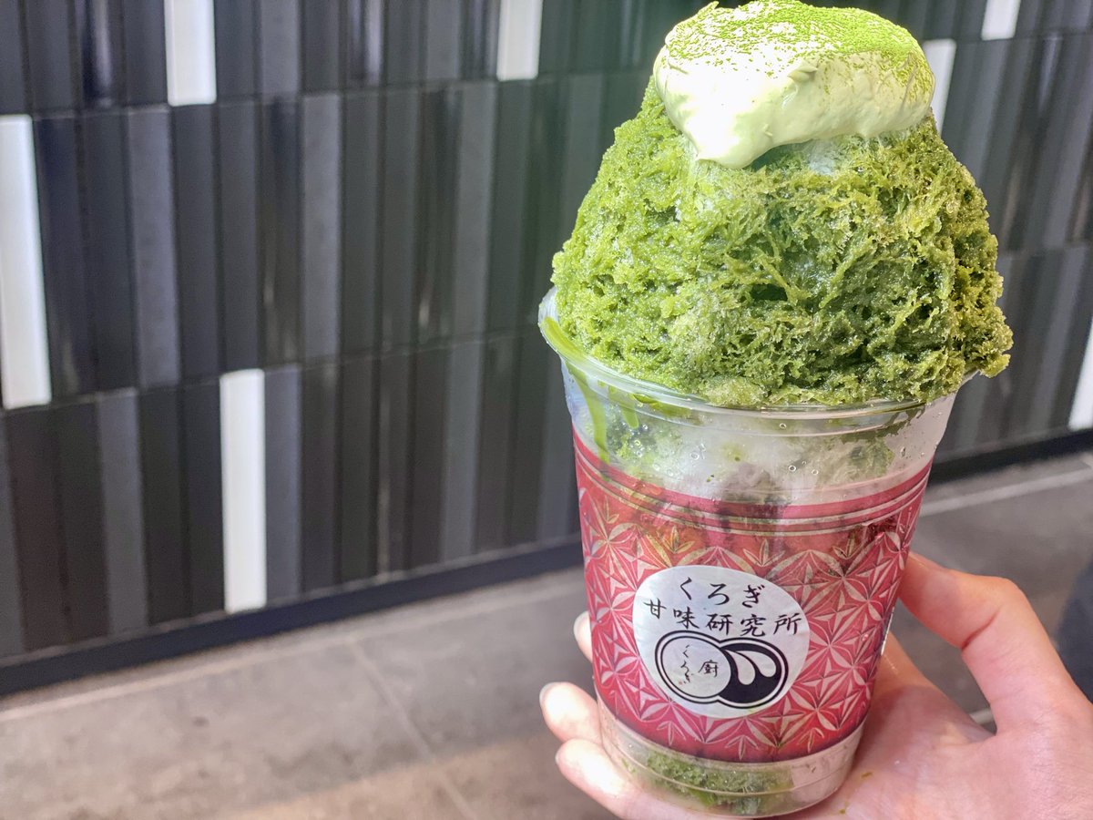 ppp_adad's tweet photo. この店の、抹茶もびっくりした…………

今まで食べた抹茶かき氷の中で、1番濃い！
クリームとか餡が甘いから、抹茶の渋みのおかげで一緒に食べてちょうどよかった(⇩テイクアウト限定サイズ)

お子様かき氷"無料"もすごくない？ https://t.co/9CObf0t4xc