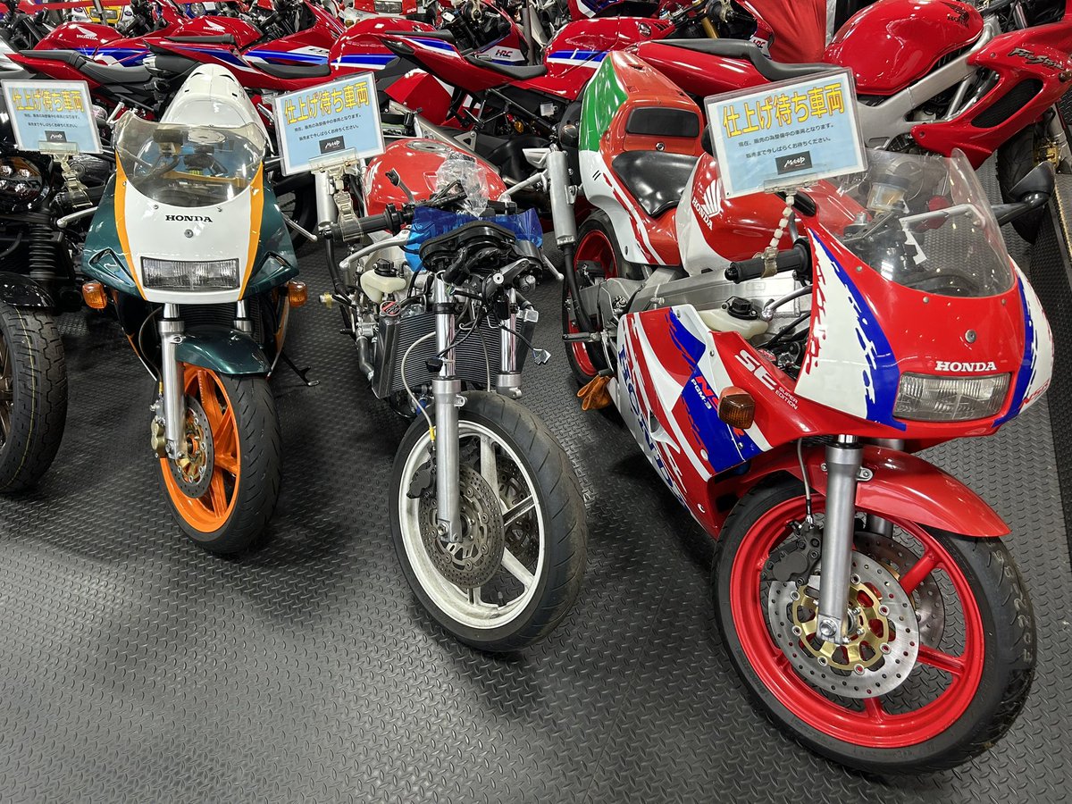 MotoUP_JP's tweet photo. NSR250R販売予定情報。

現在仕上げ待ちで完成間近が4台

①MC21スタンダード湿式 ロスホワイト/レッド
②MC21SE乾式 ロスホワイト/レッド
③MC28SP レプソル
④MC28SP ロスホワイト/ブルー

お時間が掛かる事をご理解頂ければ、ご予約は可能ですので気になる方は是非お気軽にお問い合わせ下さい。
(web掲載前に売れてしまう事が多いのでお早めに)

グーバイク
https://t.co/Dy3ppnVl42
ウェビックバイク
https://t.co/XnuLzoNCnN
公式LINE
https://t.co/pRFOcLCI8c