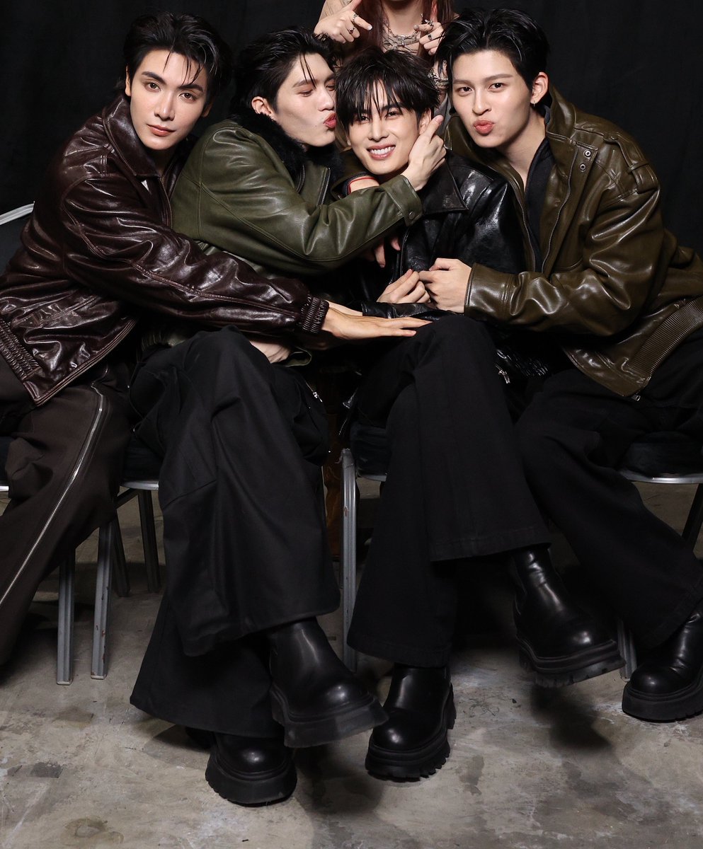 pityojne's tweet photo. ลูกจั๊นโดนกอดจนแบนหมดแล้ว 🤣 https://t.co/Jb6jvgxnPM