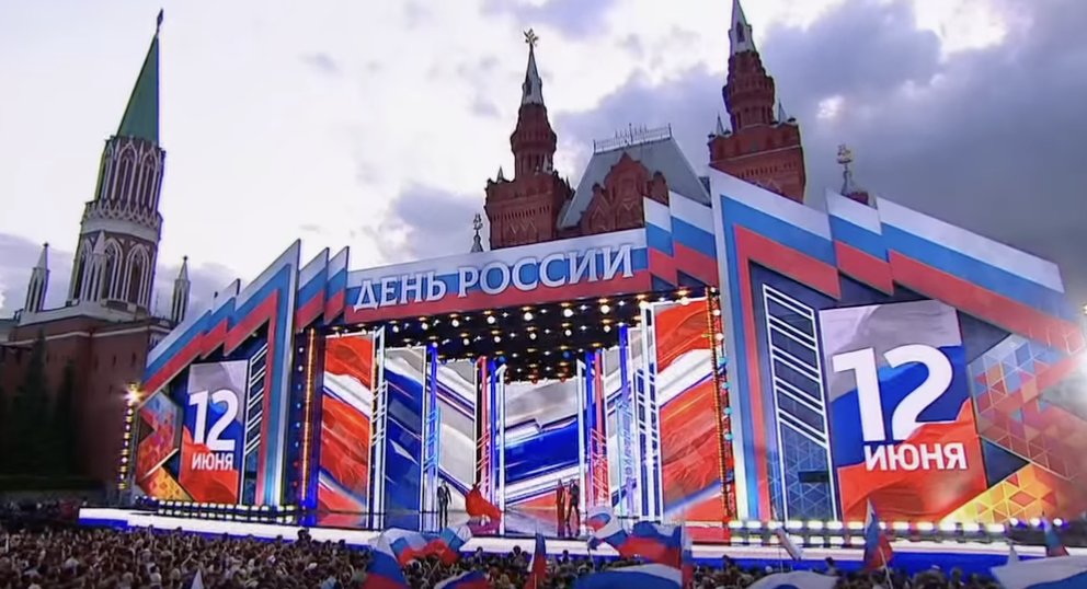 agents_media's tweet photo. В Москве впервые за 23 года отменили концерт на Красной площади ко Дню России

Концерт на Красной площади в Москве, запланированный на 12 июня, перенесли в другое место, пишет Msk1. В этом месте праздничные мероприятия ко Дню России проходили каждый год с 2003 года.

Детали. Изначально концерт 12 июня на Красной площади анонсировала команда Надежды Бабкиной, пишет Msk1. Праздник должен был называться «В единстве народов — сила России». Среди заявленных артистов были Shaman, Лариса Долина, Татьяна Куртукова, Александр Буйнов, группа Ay Yola.

▪️«Агентству» не удалось найти это сообщение команды Бабкиной, однако похожее сообщение сохранилось в фан-группе Shaman во «ВКонтакте».

▪️В программе передач телеканала «Россия 1» в 21:30 в пятницу есть «Большой праздничный концерт, посвященный Дню России». «Трансляция с Красной площади. День России отмечаем вместе на главной площади страны!» — говорится в описании на сайте канала.

▪️Как пишет Msk1, мероприятие перенесли с Красной площади в культурный центр «Моссовет» на Преображенской площади на востоке столицы. Сократилось и количество звезд, которые выступят на празднике, отмечает издание.

История вопроса. Праздничные мероприятия, приуроченные ко Дню России, начали проводить на Красной площади в 2003 году, говорится в справке ТАСС. Тогда на площади прошло театрализованное представление, парад представителей регионов России, парад с участием военных и концерт «Молодые голоса России».

▪️С тех пор мероприятия на этой площадке проводились каждый год. Концерт проводили даже в 2020 году, в разгар пандемии коронавируса. В прошлом году на концерте выступали в том числе Shaman, группа «Любэ», Николай Басков, Григорий Лепс, Сергей Лазарев, Дима Билан.

Контекст. За месяц до этого на Красной площади был проведен в усеченном виде традиционный парад Победы: впервые с 2007 года на нем не было военной техники. Это решение Минобороны объясняло «текущей оперативной обстановкой», а пресс-секретарь президента Дмитрий Песков — «террористической угрозой».
