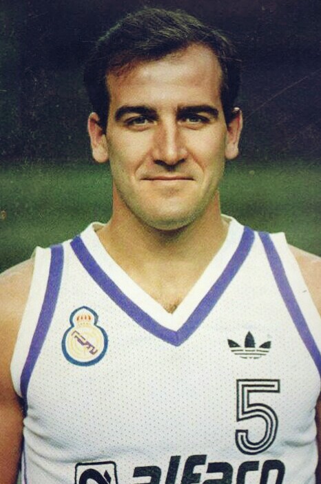 javibalmaseda1's tweet photo. ➡️ Hoy cumple 7️⃣0️⃣ años uno de los históricos del Real Madrid en los ochenta.
✅ ¿QUÉ RECUERDAS DE ÉL? Muchas gracias por vuestras respuestas.
📷 Raúl Cancio. https://t.co/obqU3lhKvd