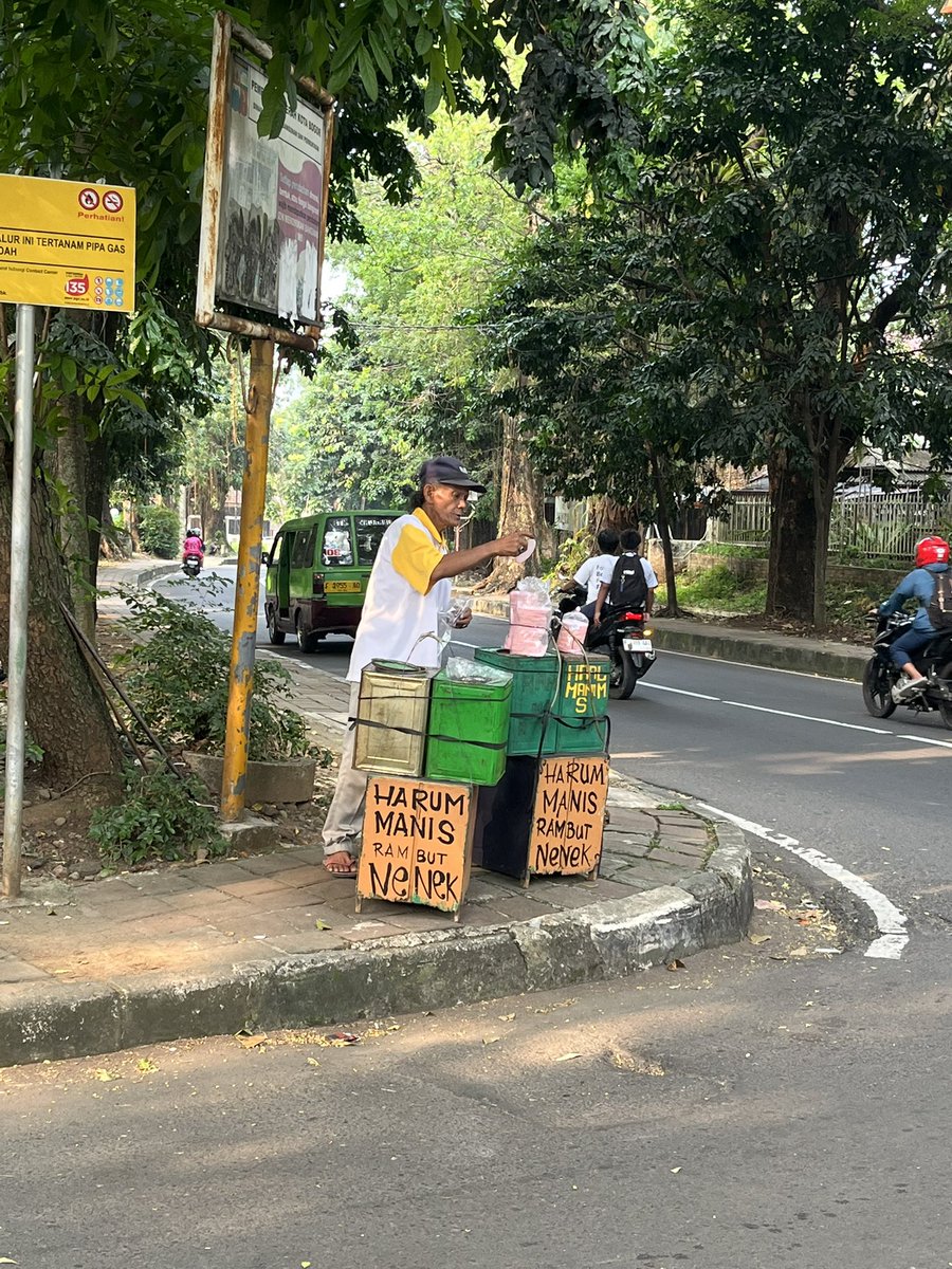 KulineRain's tweet photo. Jajanan umkm hari ini beli harum manis 5k dapet lumayan banyak 👍🏾 

Yang mau beli bisa dateng aja ke taman kencana, dia muter sekitaran sana. 

Semoga rejekinya lancar terusss yaa pak 🙏🏾 https://t.co/SvQgG7eulN