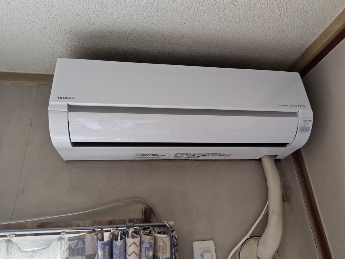 sayamim's tweet photo. エアコン様が新しくなった！
設置が朝8時〜って早起きしといて良かった。
2027年問題の為慌てて買ったけど、お店でもう1個見積もりして貰いたいのあったのに今のにしちゃったのが心残り。
だって店員のお姉さんケバくて怖かったから言えなかったんだもん。 https://t.co/BjMjcxrcWh