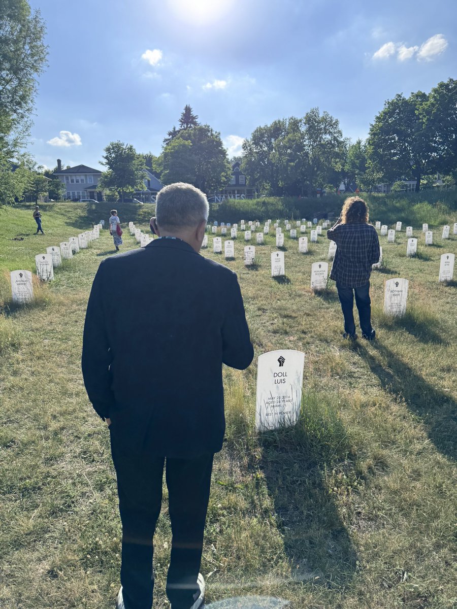 SG_UGT's tweet photo. Conmueve ver cómo la comunidad afrodescendiente de Minneapolis ha convertido el lugar del asesinato de George Floyd en un punto de encuentro y memoria.

El Trump, el ICE y el racismo institucional ha dejado una herida profunda en la sociedad americana que tardará en recuperarse. https://t.co/zHcNRkDSOV