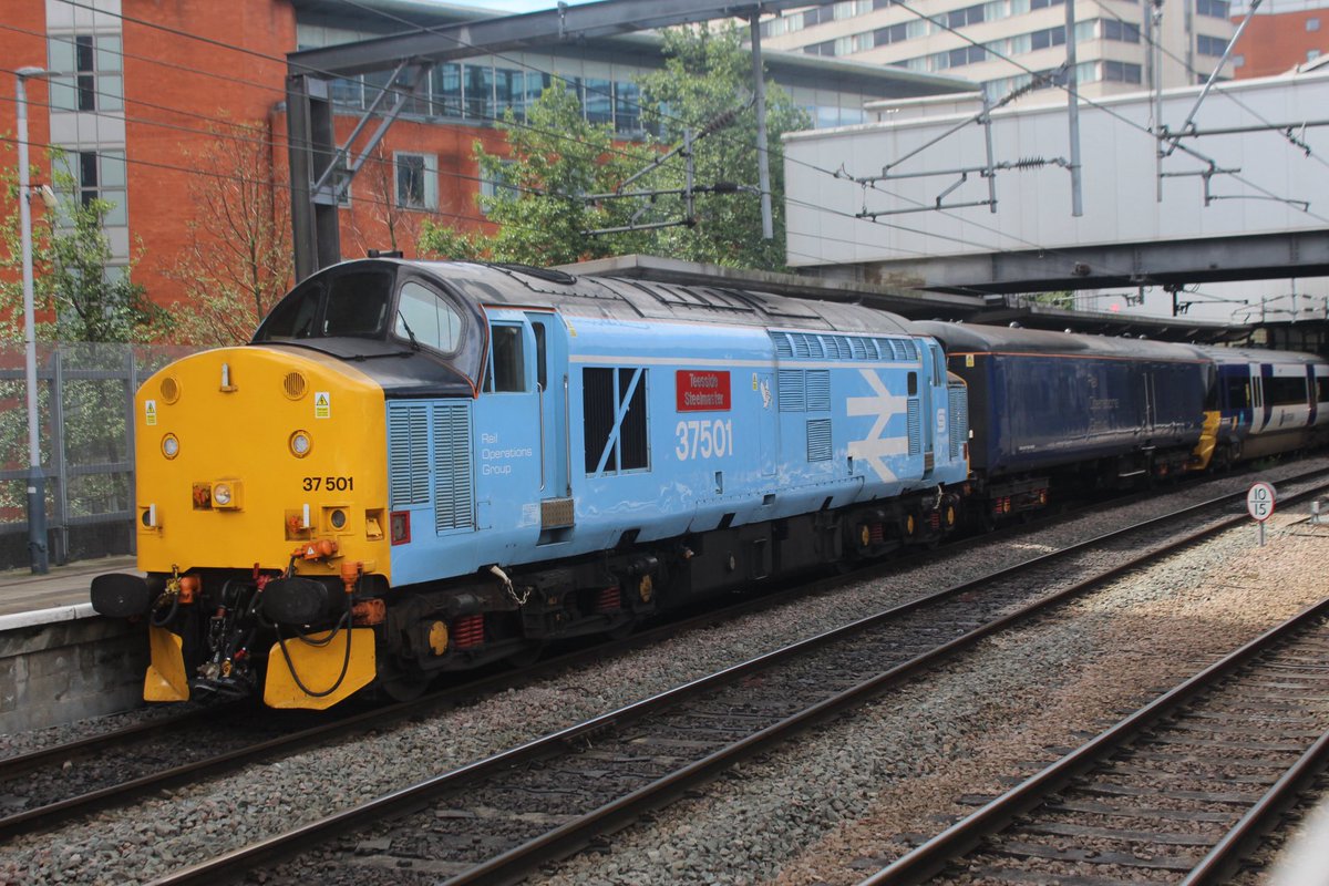 LeicRailAle170's tweet photo. 37501 & 37510 in charge of moving 333007 9.6.26
8Q17 Holbeck Loco Sidings to Neville Hill T&R.S.M.D
#TractorThursday https://t.co/ZxE48XMAKg