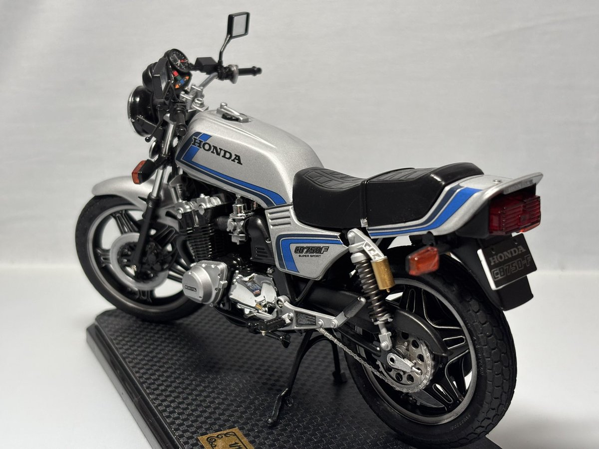 yousteed's tweet photo. #タミヤ　1/12 CB750F CUSTOM TUNED 完成しました🏍️
世間では出たばかりのCB1000Fが話題ですが敢えてココは750を作りました😊
タミヤのベテランキットですが、昔っぽい構成ながら組みやすいキットです。
いかにもHONDA！と言わんばかりの形とデザインですね☺️
#cb750f 
#バイクプラモ盛上げ隊 https://t.co/UWGmIj1Ymx