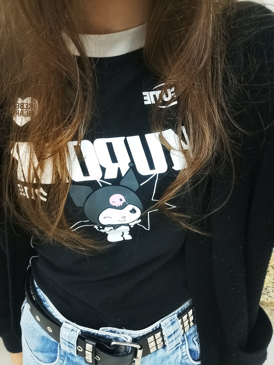 Mantllys's tweet photo. #extremamente viciado na blusa da kuromi 😞 https://t.co/EHO4DlBNkW