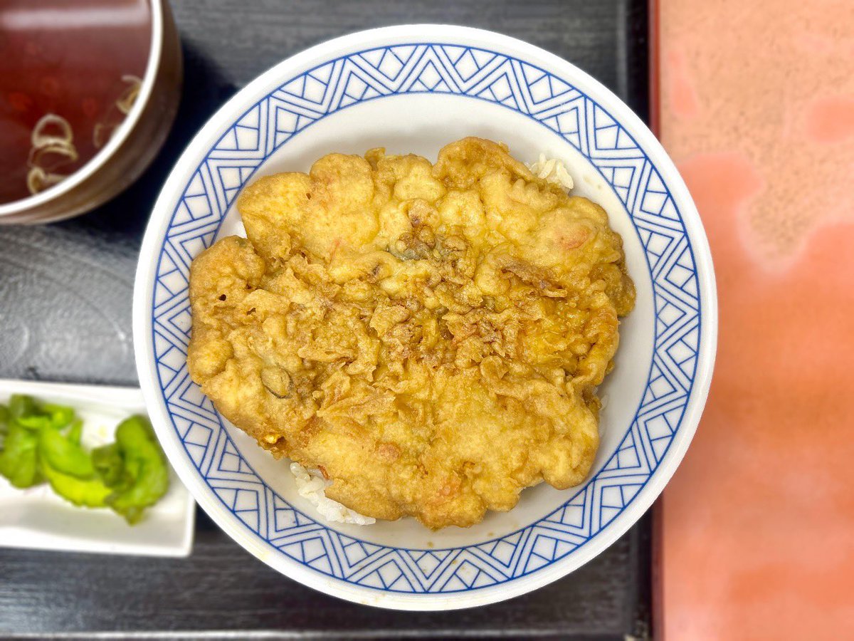 stkisr's tweet photo. 品川駅山手線内回りホーム上にある立ち食いそば店『常盤軒』にて、品川丼。

来店するのは半年ぶりだけど、品川丼を食べるのは約20年ぶり。

品川丼はかき揚げそばと同じかき揚げを、タレに潜らせてご飯に乗せたもの。

懐かしくなって食べたけど、ここのかき揚げはご飯よりもそばの方が合いますね😅 https://t.co/quqIxFkaU5