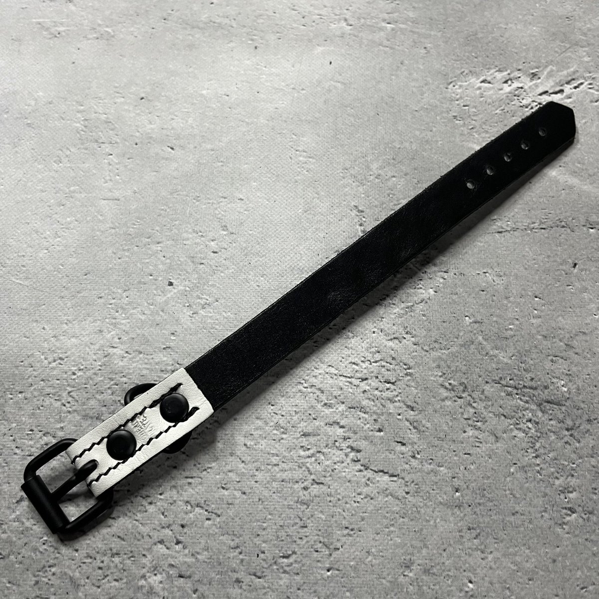 MODERNPIRATES14's tweet photo. お客様オーダーの革幅18ミリピラミッドスタッズリストバンドです。

スノーホワイトレザーにつや消しブラックのバックル、Dカン、自社オリジナルのピラミッドスタッズを使用しています。ステッチはブラックになります。

https://t.co/vJ0wXuta6l

#ModernPirates #モダンパイレーツ https://t.co/hTmTNKrCqm