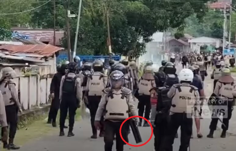 obsarm's tweet photo. Pour « disperser » violemment les manifestants, les forces de police n’hésitent pas à les arroser de gaz lacrymogènes.

Ces aspersions de gaz sont menées notamment à l’aide des lanceurs de Verney-Carron https://t.co/mDkqJHwBLW