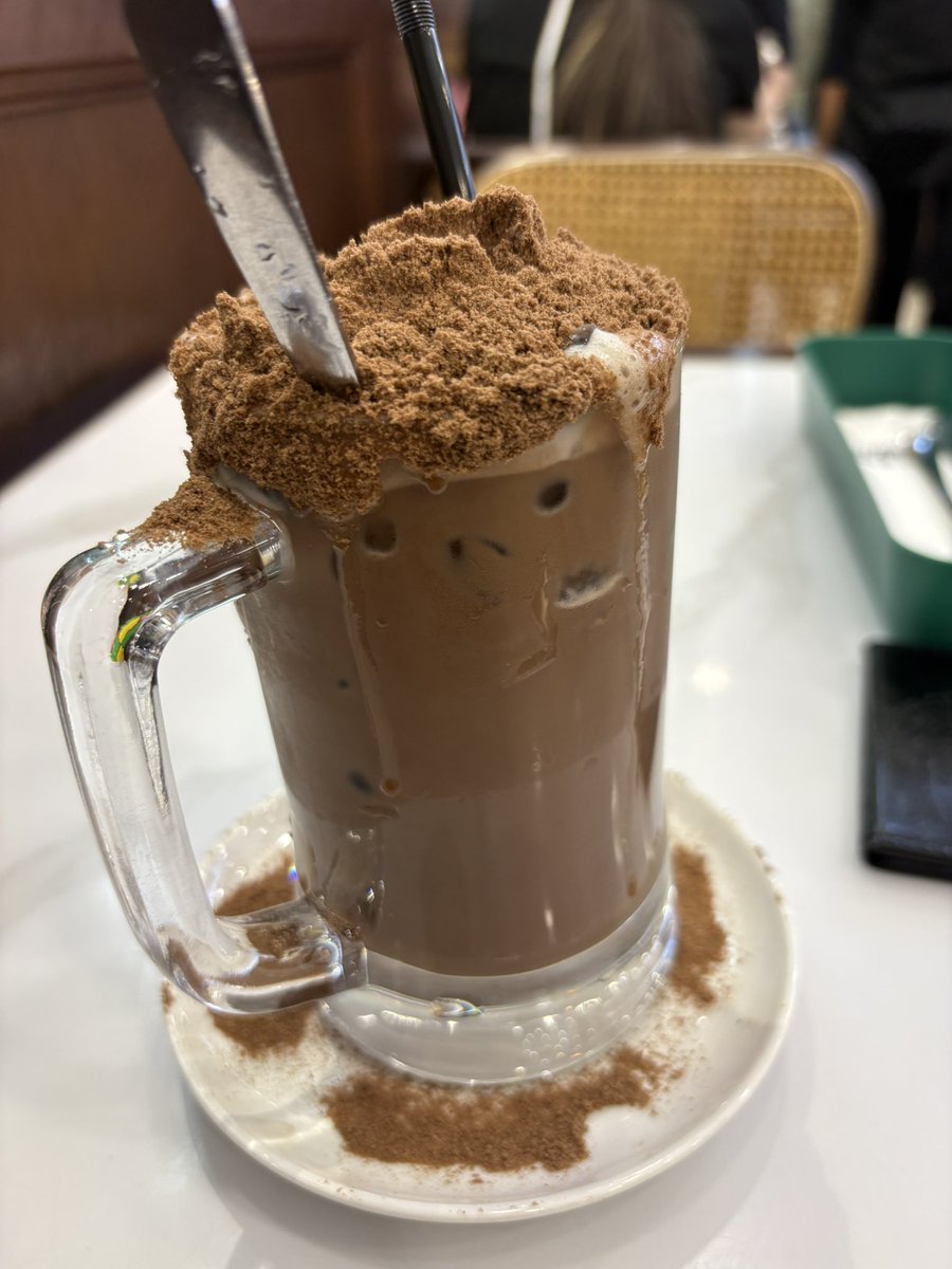 NAGAEyuk's tweet photo. 違うモールの天国(オリエンタルコピ)。本日の極楽飯はこちら。明日ミリに発つから食べ納めナシレマと、マレーシア人が大好きだというミロ。とこほでミロの粉盛り過ぎですわ。粉吹雪オリエンタルパラダイスですわ🌨️ https://t.co/AkT2Ak3WbF