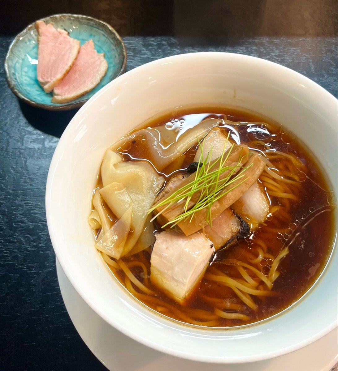 M5d8n8tTatsumi's tweet photo. NOBU kitchenぬーどる@朝霞
『醤油らぁめん』
+鴨ロース+皮ワンタン

尖りやオイル感が抑制され出汁感広がり伸び続け、心と身体に優しく浸透するヒロノブスープに激しく共感しながらピースフルなまろみの境地でタマラン死😇💯

遅まきながら復活オメキッチンと申し上げます‼️㊗️🙇‍♂️ https://t.co/EortT19sSH