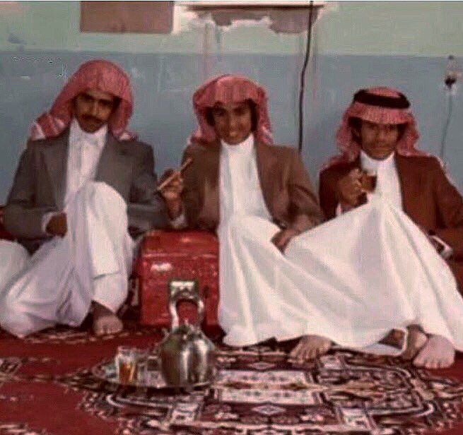 Riyadh_Zamaan's tweet photo. اليوم نعرف أن الجوال ووسائل التواصل تسرق انتباهنا، وتعيد تشكيل اهتماماتنا وذوقنا وحتى طريقة تفكيرنا.

قبل 30 أو 40 سنة، يوم ما كان فيه هذا السيل من المقاطع والمنشورات ..
وش كان يشغل عقل الإنسان العادي؟
ومن وين كانت تتكوّن قناعاته؟
وكيف كانت الفكرة تنتقل، وتتحول مع الوقت إلى رأي عام أو عادة اجتماعية؟
لاتقول: مجلس أو جريدة أو تلفزيون.
السؤال أعمق:
من كان يصنع وعي الناس قبل الخوارزميات؟

#الرياض_زمان #الرياض_القديمة