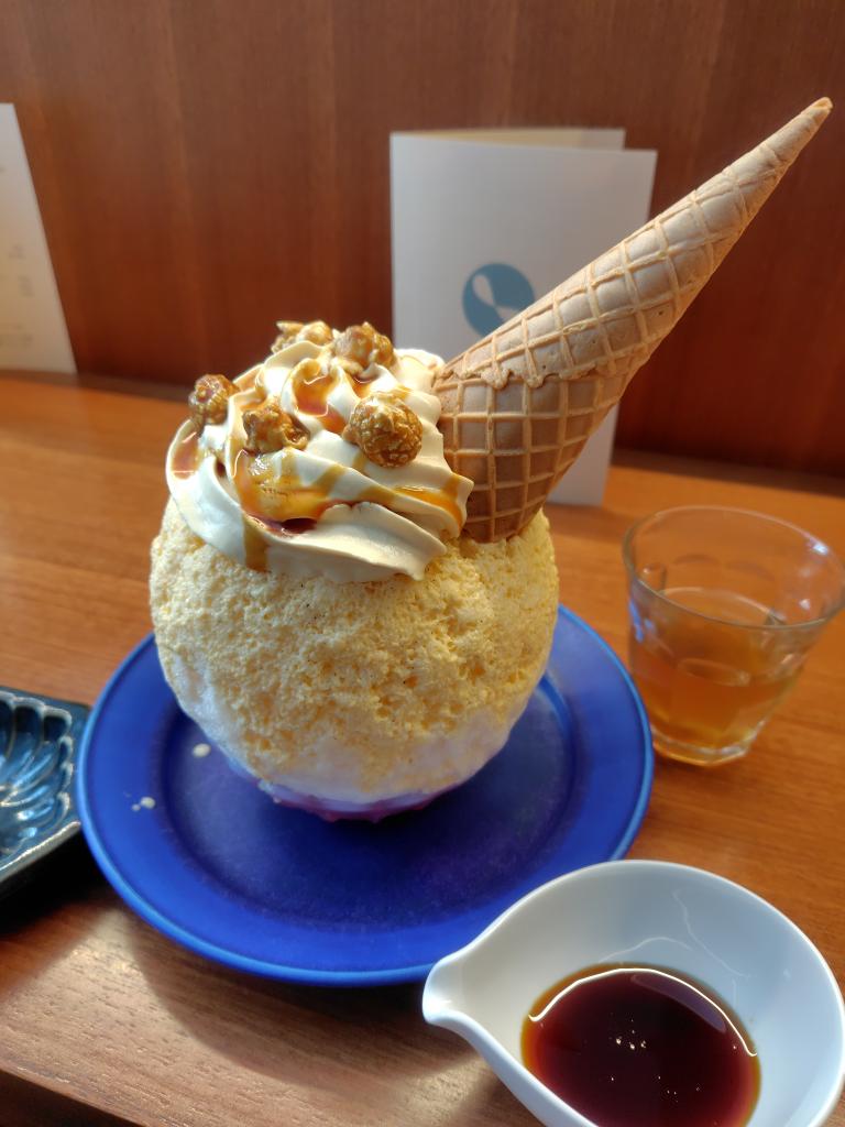 RYOKUCHA_OK's tweet photo. お友達に誘ってもらって、初めて豪華なカキ氷を食べました！私が食べたのは「なんちゃってカラメルプリンワッフルコーン」！コーンが頭に刺さってます！某探偵漫画のヒロイン、蘭ちゃんみたい（笑）最高のカキ氷でした😋
#Labo103
#新大宮
#奈良スイーツ
#カキ氷 https://t.co/laOqZ490ZO