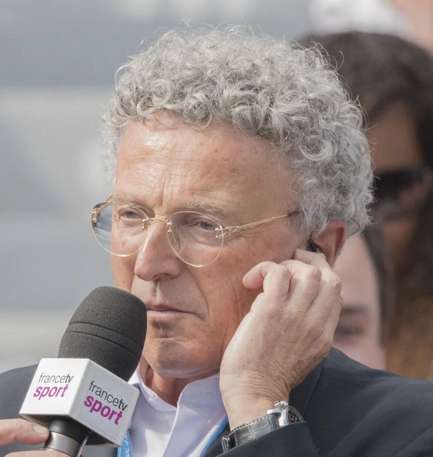 Raypeaa's tweet photo. - Nelson est en direct avec Arthur Fils qui a encore une fois abandonné au 2ème tour de Wimbledon on le rappelle, c'est à vous Nelson ! *ton grave, déception dans le regard*
- Oui mon cher Laurent, je suis avec Arthur, Arthur what a match... quel match... comment vous avez fait pour vous en sortir ?... What did you do to get out ?
- Nelson... Arthur est français et il a perdu !
- Oh pardon... what a mistake... *grand sourire* Arthur nous dit qu'il est très content d'être au micro et qu'il salue sa famille !
- Demandez lui si sa blessure est grave Nelson... *mauvaise transmission*
- Je ne vous entends pas bien Laurent, Arthur, je crois qu'on vous demande si tout va bien ? Are you good ?...
