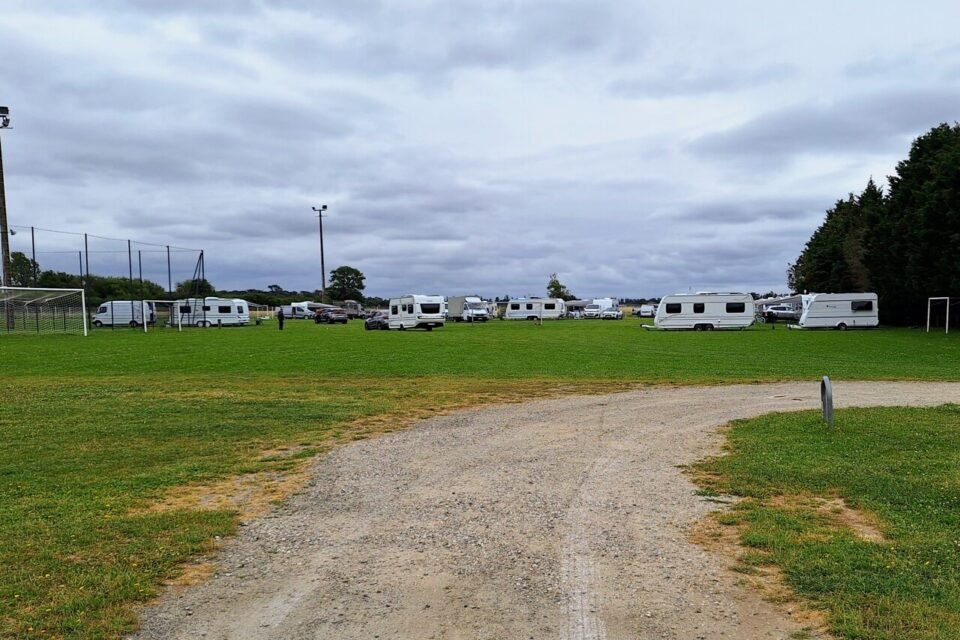 tvlofficiel's tweet photo. 🇫🇷 Près de Toulouse, Mathieu Lafoux, le maire de la commune de Fonsorbes, a décidé de couper l'eau et l'électricité aux gens du voyage qui se sont illégalement installés sur le terrain de football municipal.

À Daux, une commune voisine, des gens du voyage ont également investi le terrain de football municipal, dont la pelouse a été remplacée récemment.