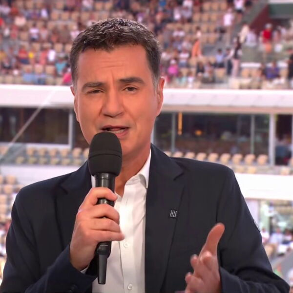 Raypeaa's tweet photo. - Nelson est en direct avec Arthur Fils qui a encore une fois abandonné au 2ème tour de Wimbledon on le rappelle, c'est à vous Nelson ! *ton grave, déception dans le regard*
- Oui mon cher Laurent, je suis avec Arthur, Arthur what a match... quel match... comment vous avez fait pour vous en sortir ?... What did you do to get out ?
- Nelson... Arthur est français et il a perdu !
- Oh pardon... what a mistake... *grand sourire* Arthur nous dit qu'il est très content d'être au micro et qu'il salue sa famille !
- Demandez lui si sa blessure est grave Nelson... *mauvaise transmission*
- Je ne vous entends pas bien Laurent, Arthur, je crois qu'on vous demande si tout va bien ? Are you good ?...