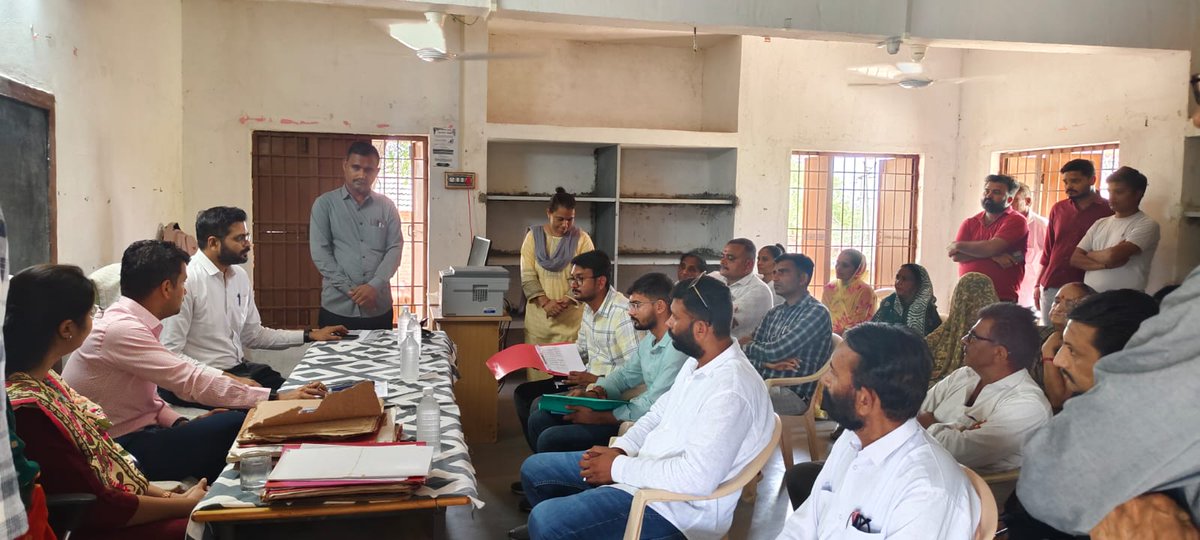 sdmlathi's tweet photo. આજરોજ મે.કલેકટર સાહેબ,અમરેલી ઘ્વારા બાબરા તાલુકાનાં  ભીલા ગામની ગ્રામ પંચાયત તેમજ તલાટીનાં દફતરની તપાસણી કરી ગ્રામલોકોની સાથે મુલાકાત કરી લોકોનાં પ્રશ્નોનોનું નિરાકરણ કરવામાં આવ્યુ. તેમજ આંગણવાડી કેન્દ્રની મુલાકાત લીઘેલ.  
@revenuegujarat 
@CollectorAmr
@Infoamreligog https://t.co/XjHJ6B7UC1