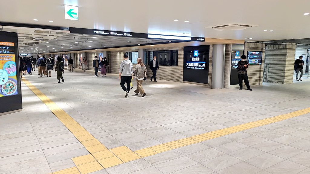 ken_ta_rou's tweet photo. 反響の大きさに返信出来ておらず申し訳ありません。串カツ松葉とほぼ時を同じくして姿を消した、阪神大阪梅田駅西口にあった「ぶらり横丁」と、その現在の姿も載せておきます。同じ場所だとわかるのは天井のエアコンの位置だけですね。 https://t.co/pe3WUfGHTW