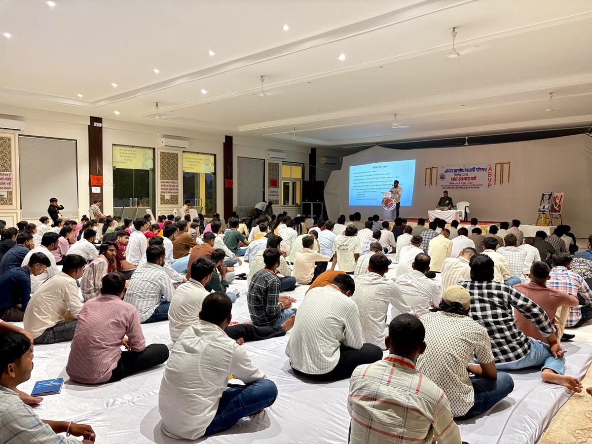 abvpchittor's tweet photo. भीलवाड़ा महानगर में चल रहे प्रांत अभ्यास वर्ग में प्रांत अध्यक्ष @drparas_tak एवं प्रांत मंत्री श्री @jitendrlodha ने सत्र क्रमांक 07 में "परिसर कार्य सक्रियता" विषय पर कार्यकर्ताओं को संबोधित किया।

#abvpchittorprant https://t.co/vccxP4Lcj7