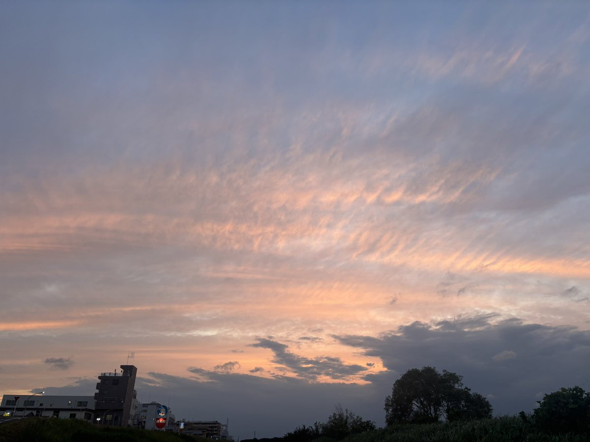 posarisa's tweet photo. 今日の空エモすぎん？ https://t.co/gnRlxwdvjI