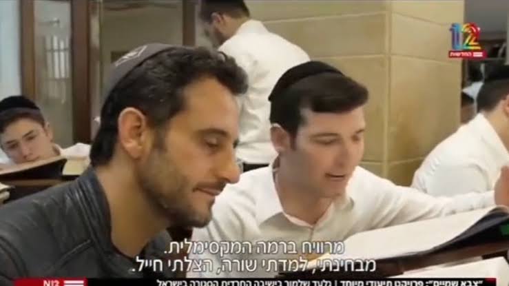Duduoppe's tweet photo. למה בכל מה שקשור למלחמות באויב - לימוד תורה מספיק ונותן פתרונות בצורה על טבעית, אבל במאבק נגד הגיוס ובשחרור עריקים חייבים פתרונות גשמיים כמו הפגנות, חסימות כבישים והעברות של חוקים בכנסת?

למה לא פשוט ללמוד ולהתפלל יותר חזק בשביל לשחרר את העריקים העצורים?

למה "למדתי שורה הצלתי חייל, למדתי שורה הרגתי מחבל", ולא "למדתי שורה הצלתי עריק, למדתי שורה הצלתי בחור ישיבה מגיוס"?