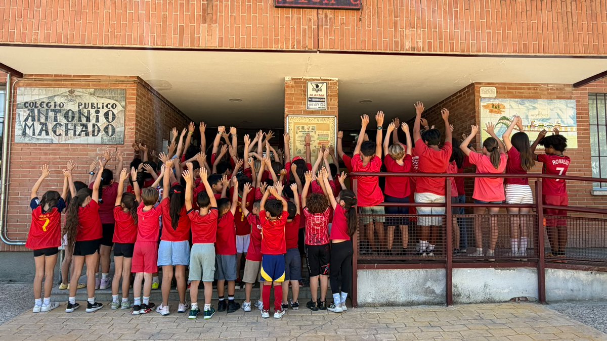 MachadoAmpa's tweet photo. En Majadahonda también queremos #AprenderSinCalor 🔴 @MajadahondaAyto @Lola_Moreno__ Hoy todos de rojo y seguimos con #OperaciónFueguito https://t.co/Y1lr4GbDf3