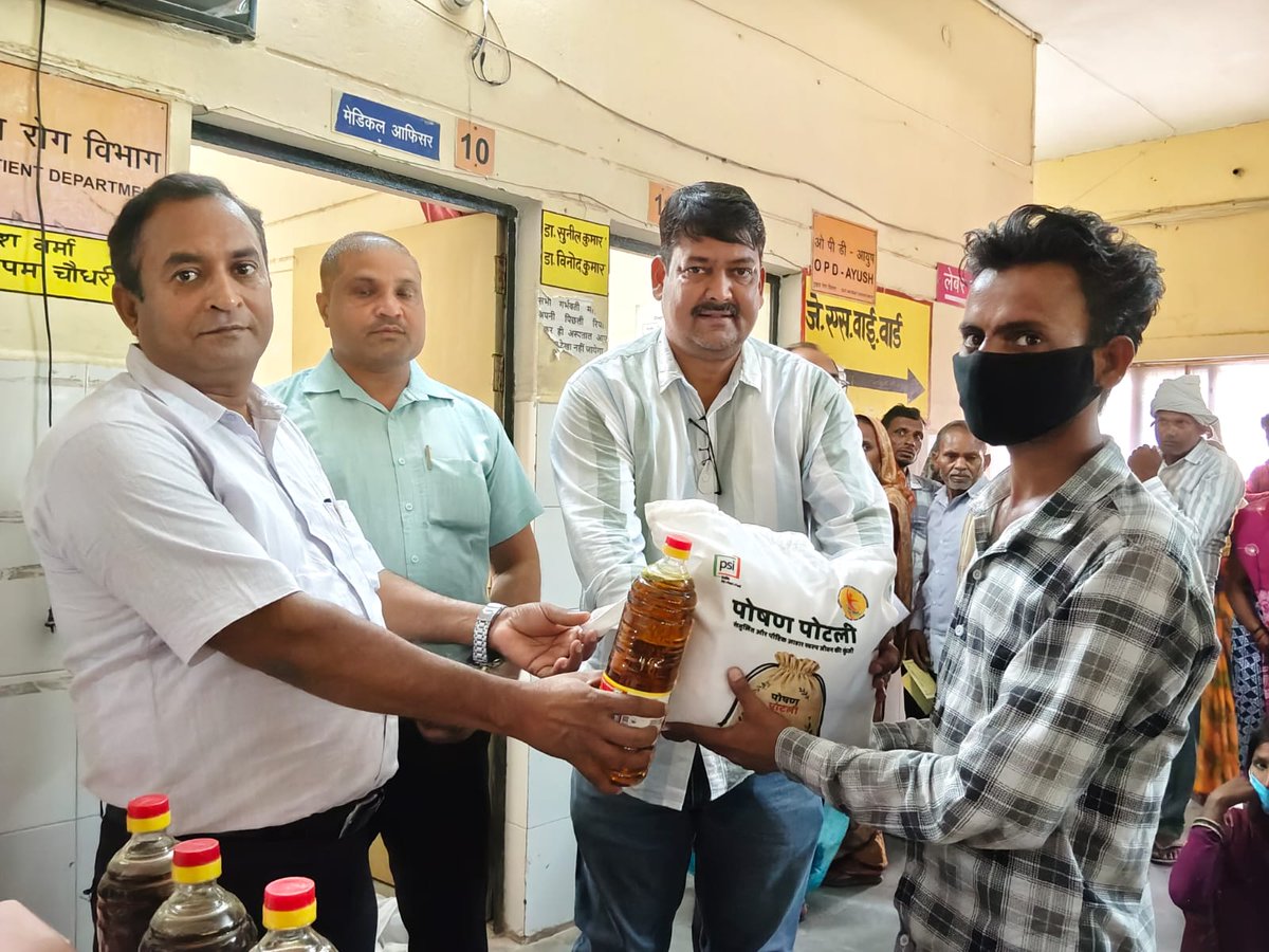 NtepSitapur's tweet photo. दिनांक 11-06-2026 को PSI India द्वारा जिला क्षय रोग अधिकारी एवं अधीक्षक, सामु०स्वा० केंद्र परसेण्डी की उपस्थिति में सामु०स्वा० केंद्र परसेण्डी के 45 टीबी मरीजों को पोषण पोटली वितरित की गई. @ntep_UP @AmitGhoshIAS @dm_sitapur https://t.co/MBjmrV08c7