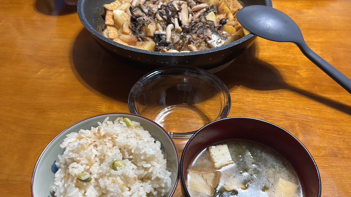 kaiheijango's tweet photo. 本日のジャンゴ飯

鯖じゃが(サバ水煮缶使用)
厚揚げとじゃがいものお味噌汁 https://t.co/VVD9SEcIXa