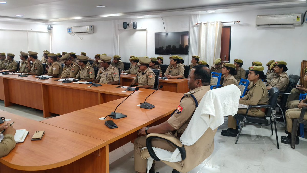 balrampurpolice's tweet photo. #BalrampurPolice
#AddlSP द्वारा पुलिस अधीक्षक कार्यालय सभागार कक्ष में जनपद के समस्त थानों पर गठित मिशन शक्ति केन्द्रों पर नियुक्त अधिकारी एवं कर्मचारीगण के साथ गोष्ठी आयोजित कर आवश्यक दिशा निर्देश दिए गए। https://t.co/mqrNcpdIxn