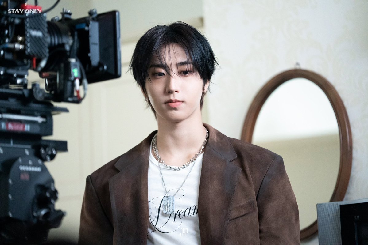 HanJisungBrasil's tweet photo. ๐ธ| STAY ONLY โจ
HAN nos bastidores do MV de "back to life" ๐ธ (1/2)
Back To Life by HAN
#BackToLife_OUT_NOW
#ํ์์๋
ธ๋_BackToLife
#HAN_SKZPLAYER
@Stray_Kids https://t.co/0zc8DDs07L