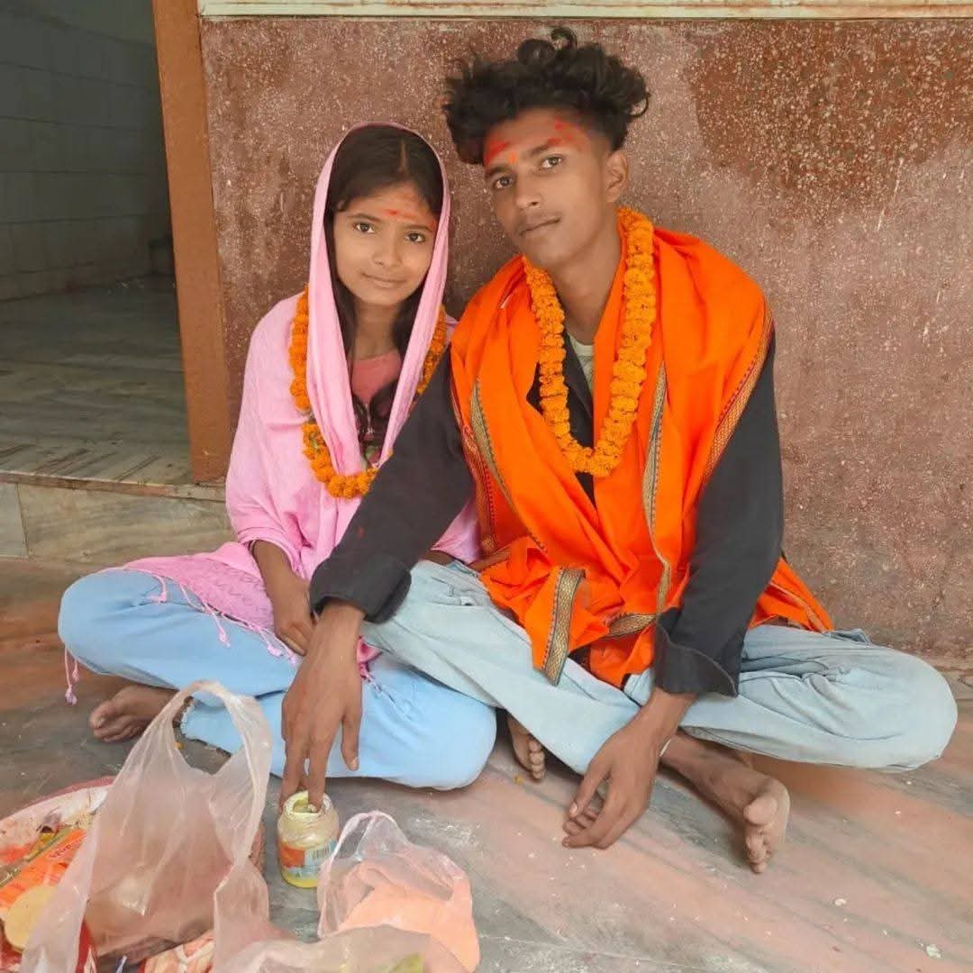 PandeyStudy1's tweet photo. क्या क्या हो रहा है इस देश में अब बच्चे भी आगे हैं 

बिहार, जमुई के खैरा प्रखंड के केन्डीह गांव के ये दोनों प्रेमी जोड़े एकही गांव के रहने वाले 

विष्णु कुमार और विभा कुमारी ने अपने मर्जी से मंदिर में रचाई शादी 

वीडियो बनाकर सोशल मीडिया पर किया वायरल कहा हम दोनों खुश हैं https://t.co/UjZYQbXZua