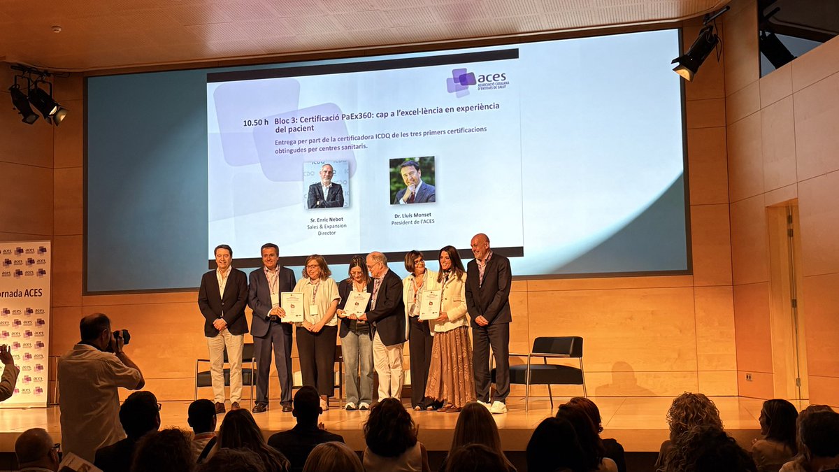 ACEScat's tweet photo. Moment clau de la jornada! 📜 El Sr. Enric Nebot, de la certificadora @ICDQ_es, fa el lliurament oficial de les tres primeres certificacions #PaEx360 obtingudes per centres sanitaris del nostre país. Enhorabona! #JornadaXIVACES https://t.co/jKvNbLTYNW