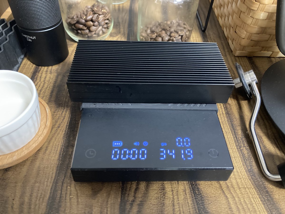 bokki_full_'s tweet photo. 配信中にスマホが熱くなる問題を解決するべく、今回の収録ではヒートシンクこと表面積増やして熱伝導率爆上げマシーンを導入してみました。

結果としては…
問題解決どころかスマホの性能が上がりました。

スマホ排熱難民の方はぜひ導入してみてください、
本体の攻撃力も上がるのでおすすめです。 https://t.co/ke6z4dp9fM