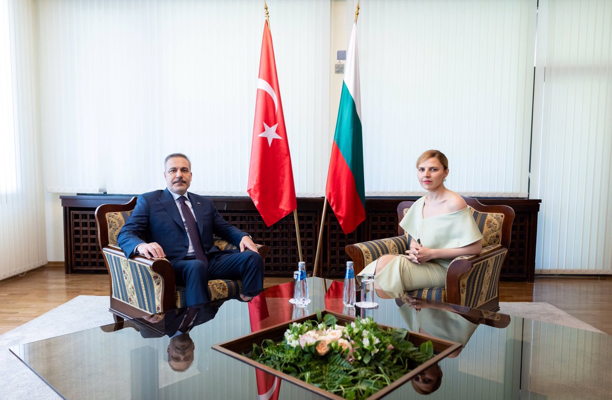 TC_Disisleri's tweet photo. Bakanımız @HakanFidan, Bulgaristan Dışişleri Bakanı Velislava Petrova-Chamova ile Sofya’da görüştü. https://t.co/cvFdDVgFye