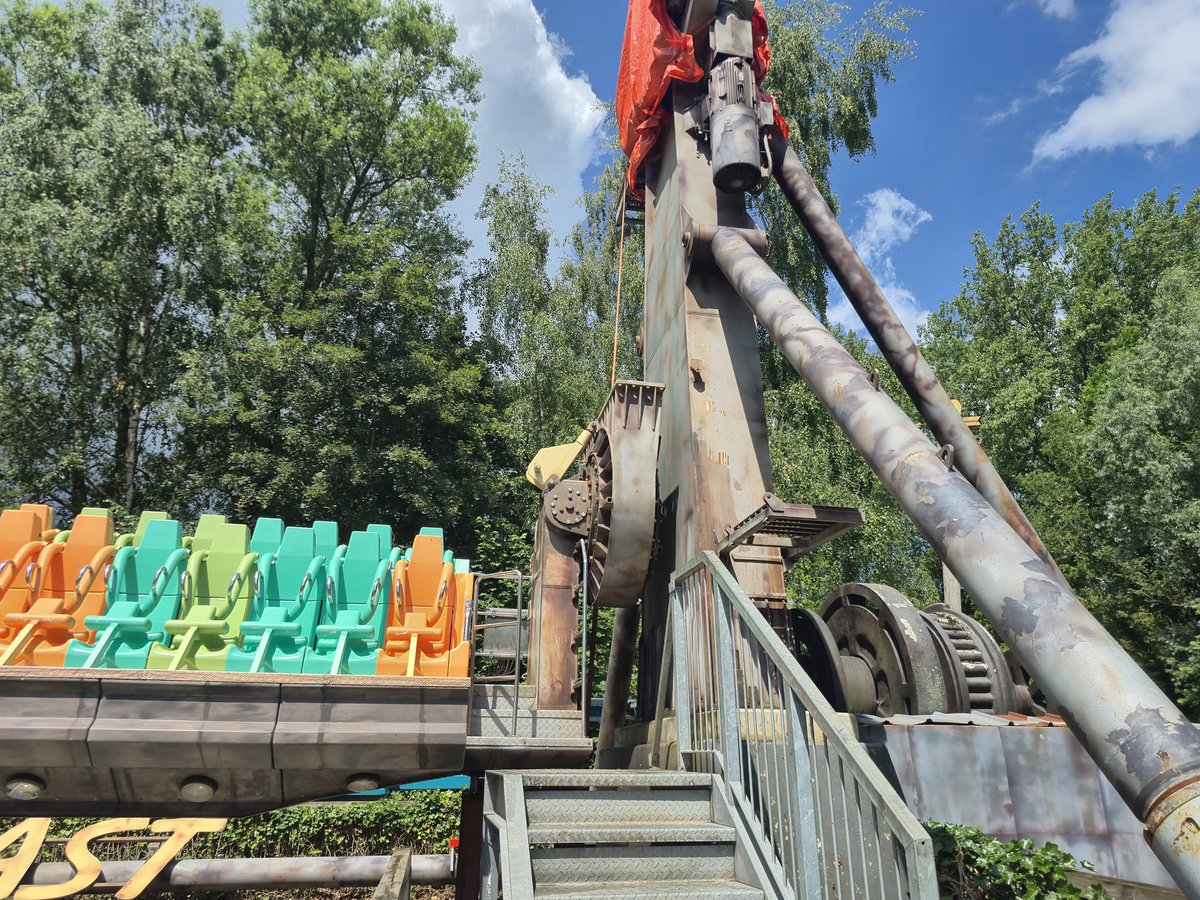 KleeffLucas's tweet photo. De arm van blast is er weer af hij heeft het dit sezoein maar kort volgehouden. #walibi #walibiholland https://t.co/amUtceevQt