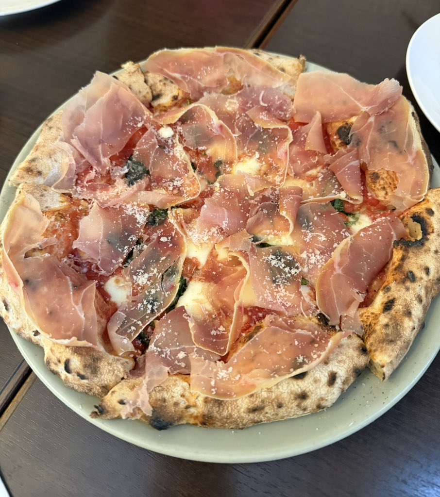 melmoc67's tweet photo. 友達が新車納車されてお祓い受けてきたからその後お祝いディナー🍕
いつもの参道のお店で😋あっ！ノンアル🍺だよ🤭 https://t.co/uaojXUt0JQ