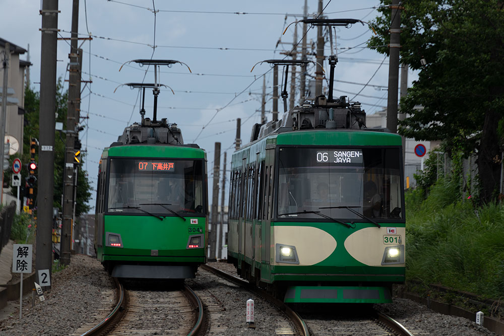 SetagayaLineCom's tweet photo. 301編成の表示器が更新されました。
昨日のA7運行入庫後に交換作業が行われたものと思われ、今日の6運行が更新後の初運行となりました。
鉄道線では2004年の5050系から白色LEDが採用されていましたが、世田谷線では初の導入となります。
301編成デビューから今月で27年、新たなバージョンが誕生です。 https://t.co/2hv8A30mP3