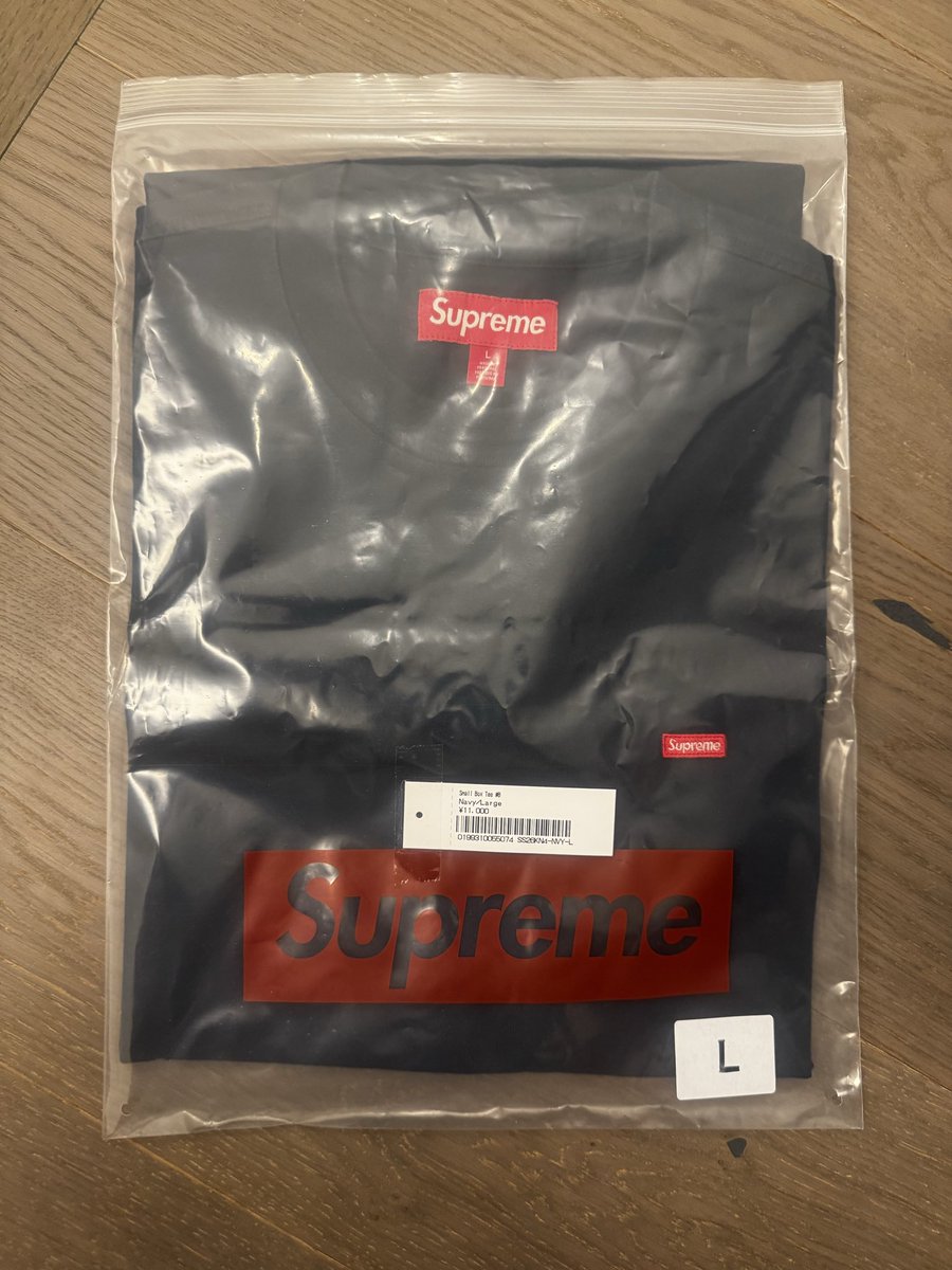 nowhere_nextone's tweet photo. 今回はネイビーにしてみました。
同じくネイビーのVitale Barberis Canonico のカジュアルパンツに合わせて着る予定です。
(写真2枚目は開封前) https://t.co/142kEQwTT5