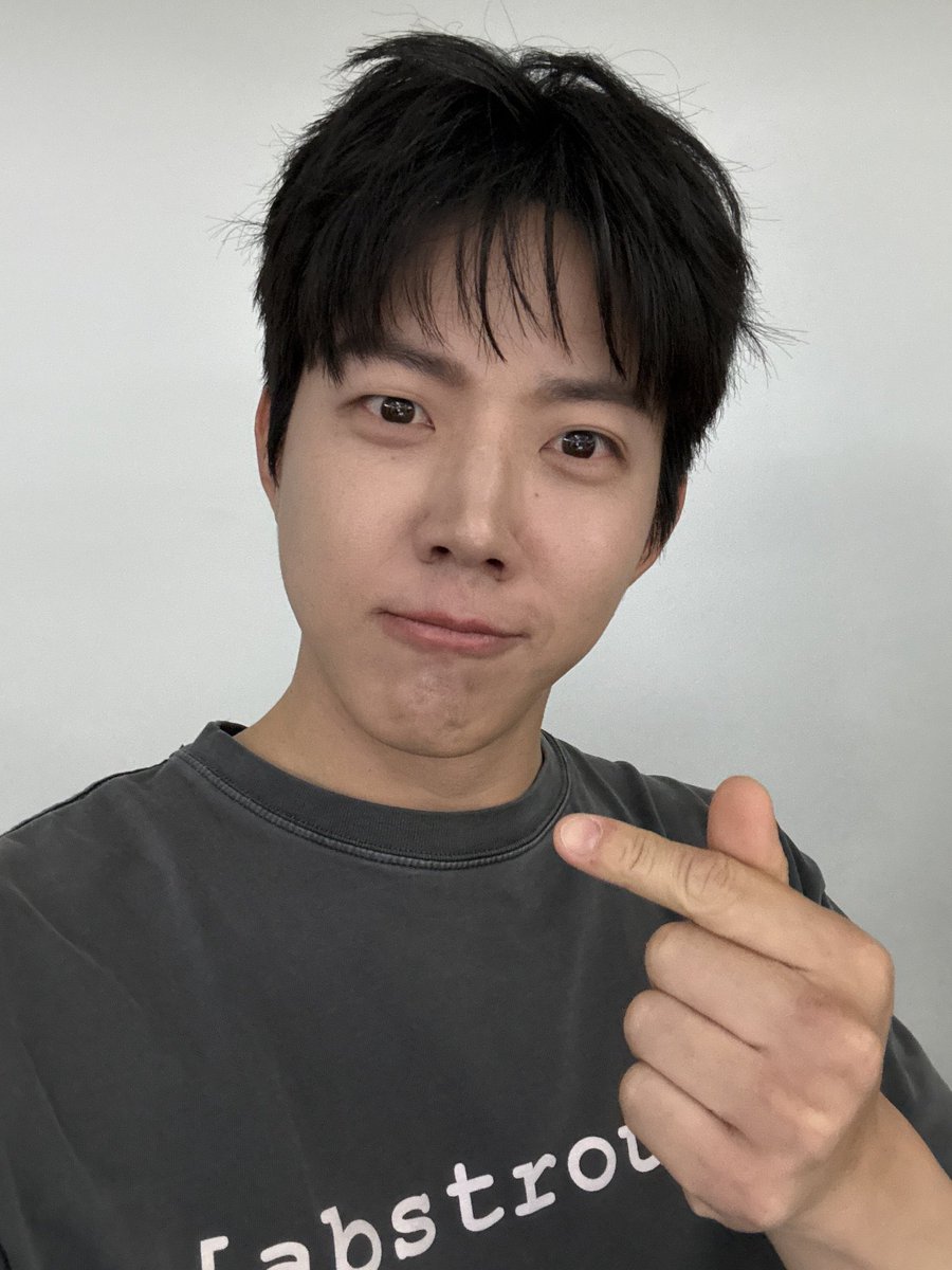 mellowzip_'s tweet photo. 앞머리 자른 거 ㅈㄴ 귀엽네 https://t.co/sqNZYxdwW3