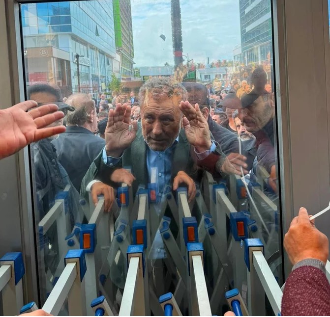 yamankaya's tweet photo. ⭕ #CHP #Bursa'dan 'atanmış aparatlar' tepkisi! Baş butlancının tanınmadığı ilan edildi: 👇

👉 "İhraç edilmesi gereken bir milletvekili varsa; o da partililerimizin, örgütümüzün ve halkımızın taleplerinin tam tersine hareket eden Orhan Sarıbal'dır."

➖ Büyükşehir Grup Sözcüsü Avukat Yücel Akbulut:

➖ "Cumhuriyet Halk Partisi'nin yöneticilerini belirleme yetkisi hukuk mahkemelerine, icra müdürlüklerine, kolluk zoruna veya atanmış aparatlara değil; CHP'nin üyelerine ve kurultay delegelerine aittir."

➖ "Bugün yapılması gereken, yaratılan hukuksuz fiilî durumu sürdürmek değil; tüzüğü uygulamak ve kurultayı toplamaktır."

👉 Butlana karşı keskin tavrı dikkat çeken Ahmet Keskin'in başkanlığındaki Yıldırım İlçe Örgütü: 👇

➖ "Bursa Milletvekilimiz Sayın Nurhayat Altaca Kayışoğlu ve örgütümüzün bağrından çıkan diğer milletvekillerimiz bizim meşru irademizdir. Hiç kimse onların iradesine el uzatamaz!"

➖ "Bursa'da eğer partimizden ihraç edilmesi gereken bir milletvekili varsa; o da partililerimizin, örgütümüzün ve halkımızın taleplerinin tam tersine hareket eden Orhan Sarıbal'dır. Bizler, Orhan Sarıbal'ı Bursa 2. Bölge Milletvekili olarak da tanımadığımızı ilan ediyoruz!" 👇

🔗 https://t.co/jgGR1A2OIn