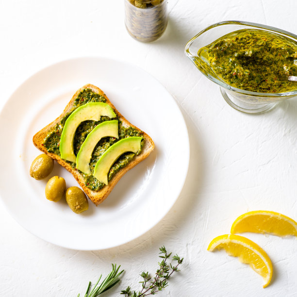 shaikhshakir34's tweet photo. The perfect 10-minute lunch bite: creamy avocado toast with a pinch of chili flakes—simple, vibrant, and fuel for the rest of the day!， https://t.co/UD2nI01kDI