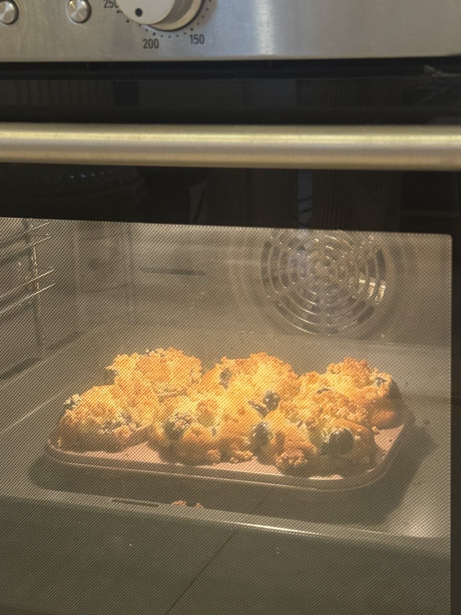 okkfug's tweet photo. ブルーベリーマフィン焼いてみた　

海外っぽいクランブルのボリュームある感じを目指したけど今の所いい感じ🫐 https://t.co/kMXaXLwcrH