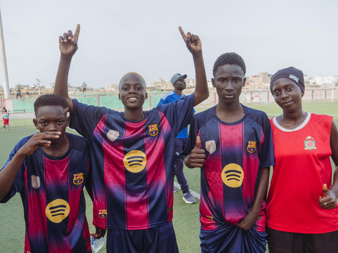 FCBPenyes's tweet photo. ⚽️ La @PenyaDakarPBD ha celebrado con éxito la final de la 3ª edición de su torneo U13.

🏅 La jornada incluyó partidos y entrega de premios y contó con una amplia participación.

🥰 El torneo refuerza el compromiso de la peña con la juventud y los valores del Barça en Senegal. https://t.co/2jJ9O75qRf