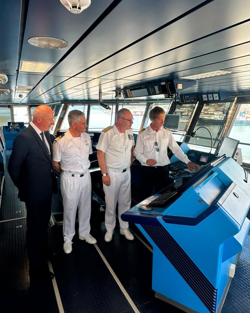 OGS_IT's tweet photo. ⚓Abbiamo accolto a bordo della N/R Laura Bassi il Contrammiraglio Luciano Del Prete, Comandante della Capitaneria di Porto di Trieste e Direttore Marittimo del Friuli Venezia Giulia.

L’incontro si è concluso con uno scambio di crest, simbolo di stima reciproca e collaborazione. https://t.co/BAJpz3xsuO