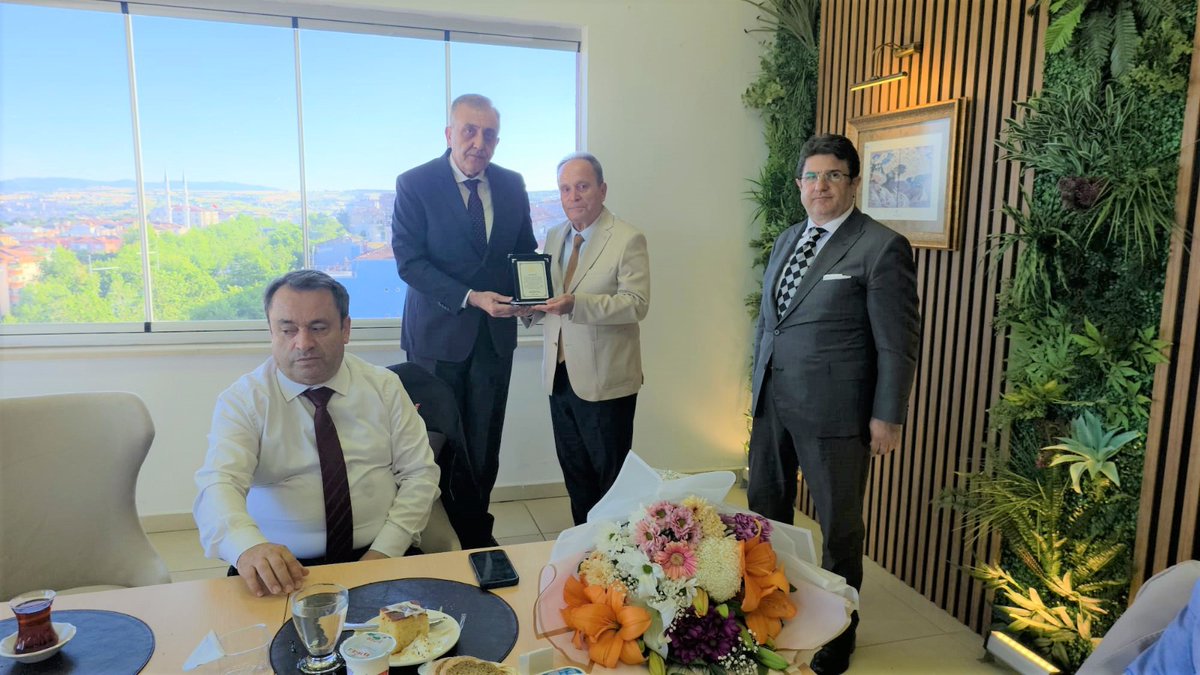 tekirdagmem's tweet photo. Tekirdağ İl Milli Eğitim Şube Müdürü Halit Eren’in emekliye ayrılması dolayısıyla veda yemeği programı düzenlendi. 🌹

Yoğun katılımla gerçekleştirilen programa, Tekirdağ İl Milli Eğitim Müdürü Dr. Aziz Yeniyol’un ev sahipliğinde Tekirdağ Cumhuriyet Başsavcısı Erdal Şenol, Adalet Komisyonu Başkanı Kadriye Atalay Kahraman, Başsavcı Vekili Murat Yiğit, Süleymanpaşa Kaymakamı Mahmut Nedim Tunçer, İl Sağlık Müdürü Lütfi Çağatay Onar, İsmail Fehmi Cumalıoğlu Şehir Hastanesi Başhekimi Erhan Tabakoğlu, Süleymanpaşa İlçe Milli Eğitim Müdürü Fahri Kırmızı, Çerkezköy İlçe Milli Eğitim Müdürü Erdal Aslan, İl Milli Eğitim Müdür yardımcıları, şube müdürleri ve davetliler katıldı. 🤝📚

Programda konuşan katılımcılar, eğitim camiasında uzun yıllar görev yapan Şube Müdürü Halit Eren’e özverili çalışmaları ve kuruma sağladığı katkılar dolayısıyla teşekkür ederek emeklilik hayatında sağlık, mutluluk ve başarı dileklerini iletti. 👏

Şube Müdürü Halit Eren’e meslek hayatı boyunca yaptığı hizmetlerin anısına plaket ve çiçek takdim edildi. 💐
https://t.co/fX4oz6hxKT
@tcmeb @Yusuf__Tekin 
@drazizyeniyol