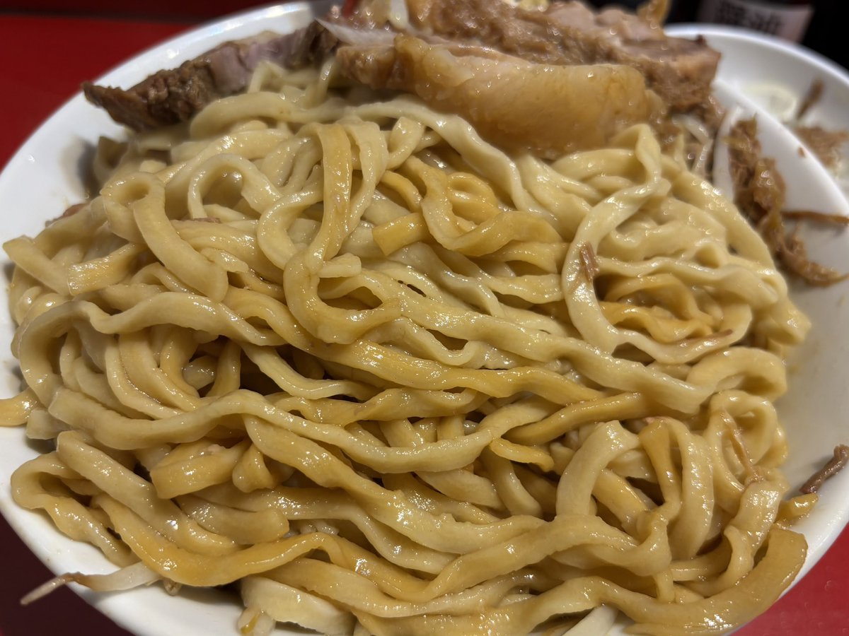 majingabacho's tweet photo. ラーメン二郎西台駅前店
小汁なし豚炙崩白生姜半Ａ
旨豚4種、【クアトロ・ポルチェッリーニ博愛の四重奏】を賜りました😋

木曜日の白ネギは助手さん特製のささ打ち♪これ、汁なしと出会いもんやん♡
ごま油の風味豊かな濃厚タレとNSD麺でも旨いのに、更にこの白ネギの追随は旨いしか出てこないw https://t.co/42oyJLi1RN